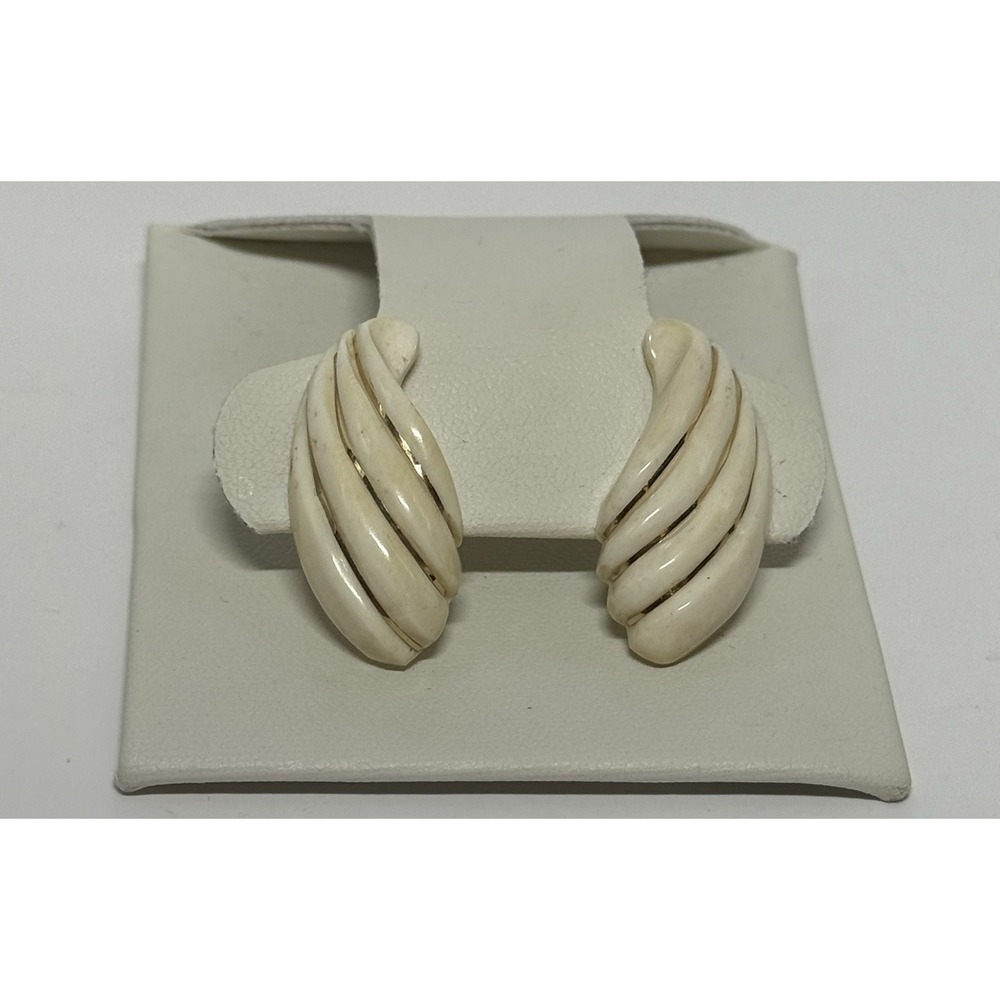 Vintage 14KT Yellow Gold Cream Resin Shell Domed Post Hoop Earrings Ribbed